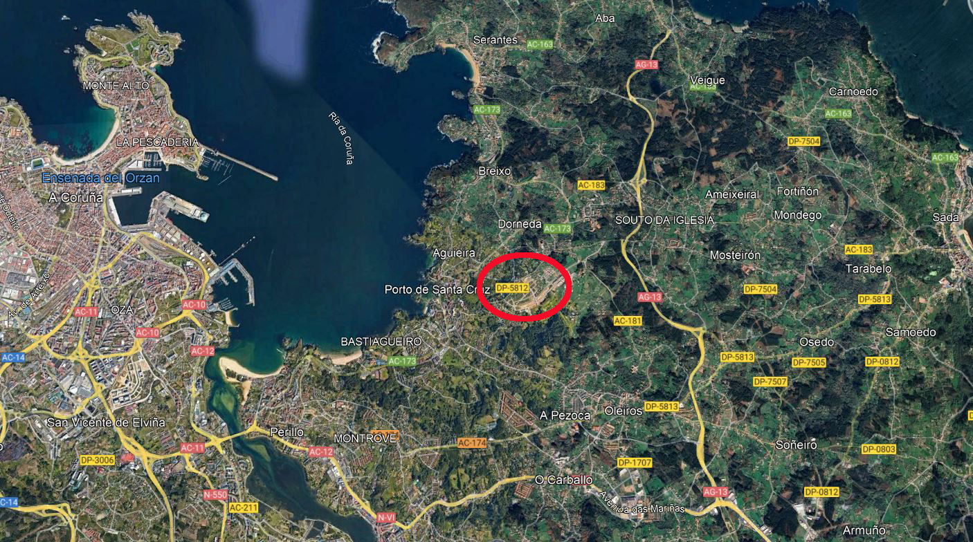 Vista por satélite del entorno de A Coruña y Oleiros con el área de Xaz señalada